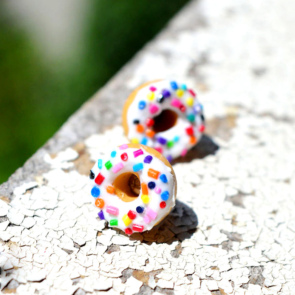 Boucles d'oreilles Donut d'anniversaire BLANC avec bonbons sucrés et confettis colorés (4.20 $ remis à la cause choisie)