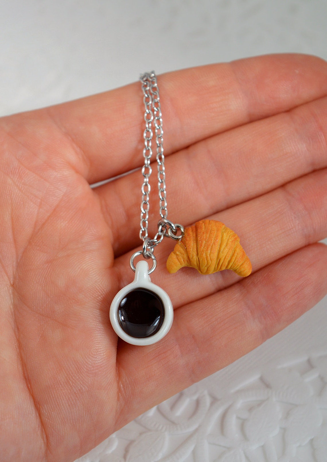 Collier CAFÉ CROISSANT (5.10 $ remis à la cause choisie)